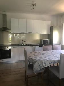 Kuchyň nebo kuchyňský kout v ubytování City Retro Chic Apartment Magdalena Trogir