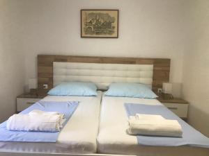 Postel nebo postele na pokoji v ubytování City Retro Chic Apartment Magdalena Trogir