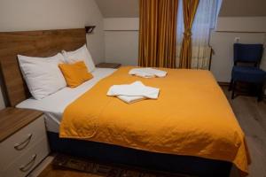A bed or beds in a room at Hotel Pepa