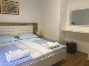 Postel nebo postele na pokoji v ubytování City Retro Chic Apartment Magdalena Trogir