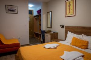 um quarto com uma cama com duas toalhas em Hotel Pepa em Divčibare