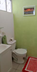 ブセリアスにあるBONITA CASA EN BAHIA DE BANDERAS (BUCERIAS NAY)の白いトイレと洗面台のあるバスルーム +20枚の写真