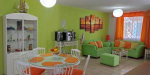 sala de estar verde con mesa y sofá en BONITA CASA EN BAHIA DE BANDERAS (BUCERIAS NAY), en Bucerías