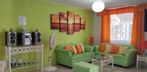 sala de estar con sofá verde y altavoces en BONITA CASA EN BAHIA DE BANDERAS (BUCERIAS NAY), en Bucerías