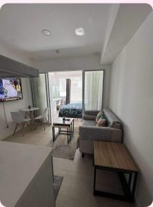 マニラにあるAzure urban residences 1BR Unit fits max 3 personsのリビングルーム(ソファ、テーブル付)