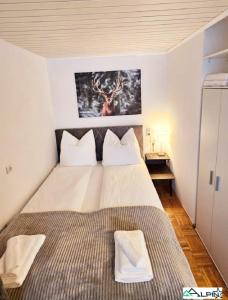 - une chambre avec un grand lit dans l'établissement Ferienwohnung Alpinstar, à Oberstaufen