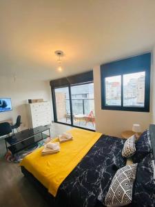 1 dormitorio con 1 cama grande con manta amarilla en lovely flat in the center 36, en Tel Aviv