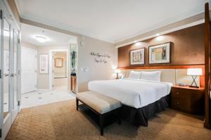 1 dormitorio grande con 1 cama grande y 1 mesa en Signature Rental by Owner Direct, en Las Vegas