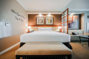 een hotelkamer met een groot bed en een bank bij Signature Rental by Owner Direct in Las Vegas