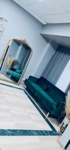 een spiegel en een groene bank in een kamer bij Hostel 165 in Madrid