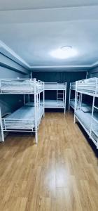 Zimmer mit 3 Etagenbetten und Holzboden in der Unterkunft Hostel 165 in Madrid