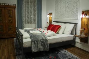 Кровать или кровати в номере Kuzmanovi dvori