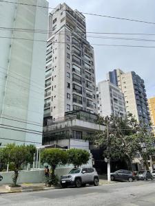 サンパウロにあるPremium Studio 93 Tag Decorの高層ビルの前に停車する車