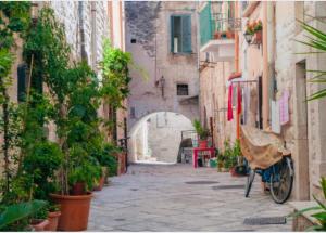 Une allée avec une arche et un vélo dans une rue dans l'établissement Casa San Giacomo, à Barletta