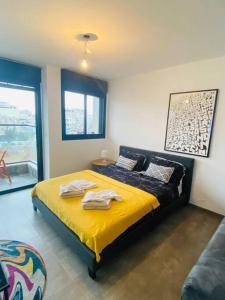 - une chambre avec un lit et des serviettes dans l'établissement Lovely flat in Tel Aviv 32, à Tel Aviv