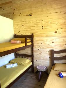 una camera con 2 letti a castello in una cabina di Cabaña Los Nietitos a Tranqueras