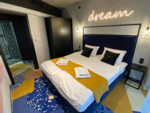 1 dormitorio con 1 cama grande y toallas. en Apartment BIKE PARK Czarna Góra Resort, en Sienna