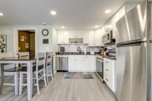 Close to Colleges Worcester Apt with Lake Access!廚房或簡易廚房