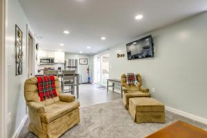 Close to Colleges Worcester Apt with Lake Access!廚房或簡易廚房