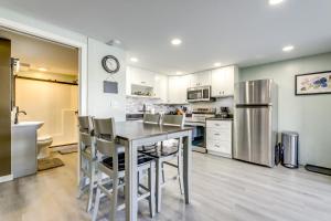 Close to Colleges Worcester Apt with Lake Access!廚房或簡易廚房