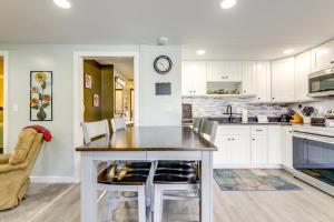 Close to Colleges Worcester Apt with Lake Access!廚房或簡易廚房