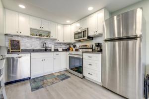 Close to Colleges Worcester Apt with Lake Access!廚房或簡易廚房