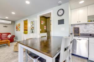 Close to Colleges Worcester Apt with Lake Access!廚房或簡易廚房