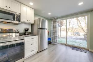 Close to Colleges Worcester Apt with Lake Access!廚房或簡易廚房