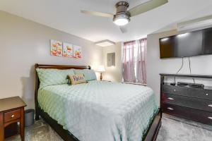 Close to Colleges Worcester Apt with Lake Access!房間的床