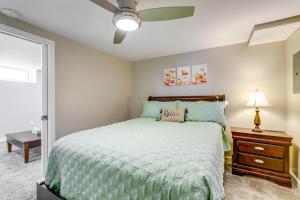 Close to Colleges Worcester Apt with Lake Access!房間的床