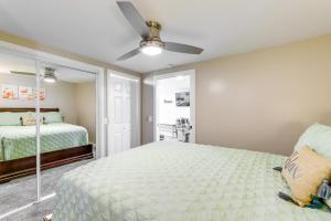 Close to Colleges Worcester Apt with Lake Access!房間的床