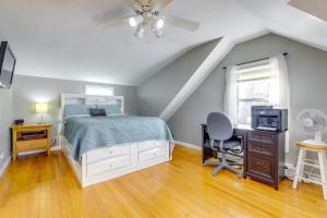 um quarto com uma cama e uma secretária com um computador em Worcester Home on Indian Lake with Shared Boat Dock! em Worcester