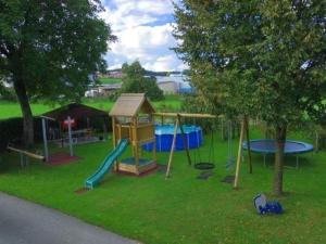 Детска площадка в Neuhof - b48544