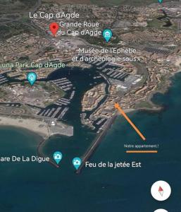 een kaart van een stad met een rode pijl erop bij Beau studio, plage, port. in Cap d'Agde