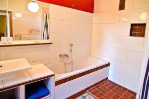 Baño blanco con bañera y lavamanos en Wohnung in Haselberg mit Großem Garten - b48515, en Wriezen