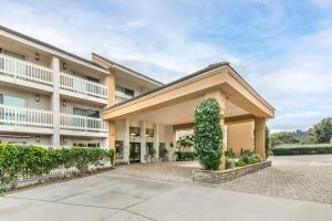 una vista exterior de un edificio en Best Western Plus Monterey Inn, en Monterey