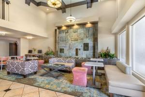 Posezení v ubytování Best Western Plus Monterey Inn