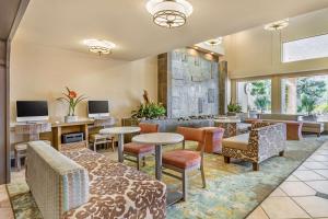 TV a/nebo společenská místnost v ubytování Best Western Plus Monterey Inn