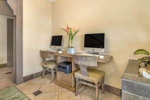 TV a/nebo společenská místnost v ubytování Best Western Plus Monterey Inn