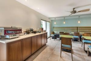 Kuchyň nebo kuchyňský kout v ubytování Best Western Plus Monterey Inn