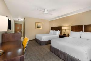 Postel nebo postele na pokoji v ubytování Best Western Plus Monterey Inn