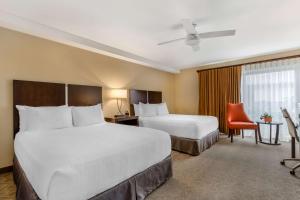 Postel nebo postele na pokoji v ubytování Best Western Plus Monterey Inn