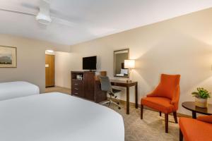 Postel nebo postele na pokoji v ubytování Best Western Plus Monterey Inn
