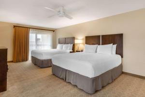 Postel nebo postele na pokoji v ubytování Best Western Plus Monterey Inn