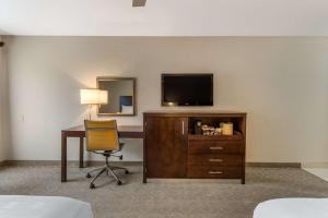 TV a/nebo společenská místnost v ubytování Best Western Plus Monterey Inn