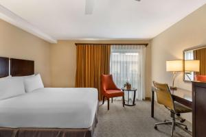 Postel nebo postele na pokoji v ubytování Best Western Plus Monterey Inn
