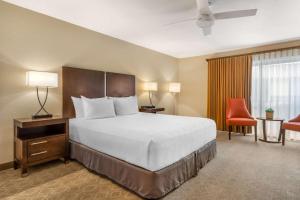 Postel nebo postele na pokoji v ubytování Best Western Plus Monterey Inn