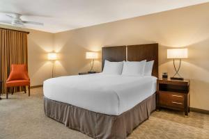 Postel nebo postele na pokoji v ubytování Best Western Plus Monterey Inn