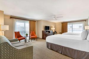 Postel nebo postele na pokoji v ubytování Best Western Plus Monterey Inn