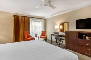 Postel nebo postele na pokoji v ubytování Best Western Plus Monterey Inn